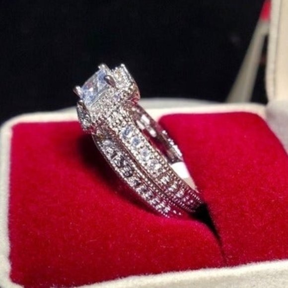 Lovely Vintage Style Princess Cut Halo Wedding Ring Set - Picture 4 of 10